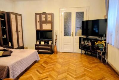 Apartament cu 3 camere decomandat în Schei