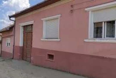 Casă cu 4 camere în Lăpușnicu Mare