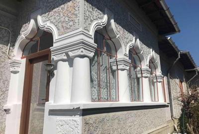 Casă cu 8 camere cu Teren 776 Mp în Urlați - 1