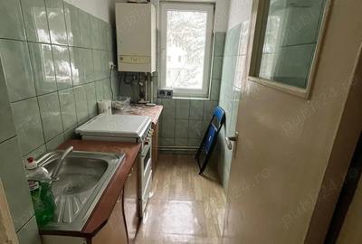 Apartament cu 3 camere semidecomandat în Periferie - 1