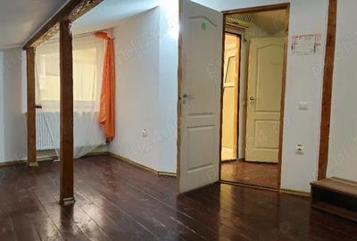 Casă cu 10 camere cu Teren 300 Mp în Central - 1