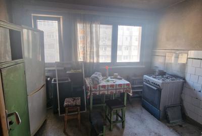Apartament cu 3 camere semidecomandat în Titan