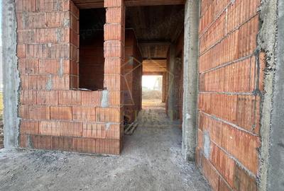 Casă cu 4 camere cu Teren 306 Mp în Chișoda - 2