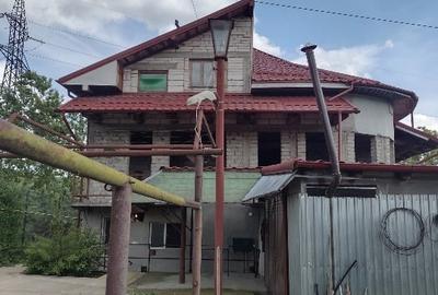 Casă individuală cu 5 camere în Gura Văii