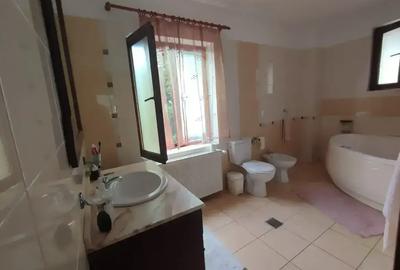 Casă cu 5 camere cu Canalizare în Central - 16