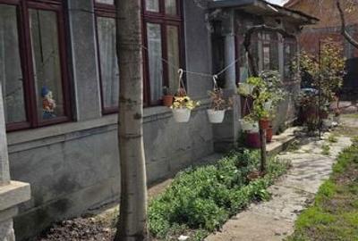 Casă cu 4 camere semidecomandat cu Teren 150 Mp în Central
