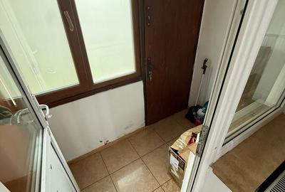 Apartament cu 3 camere semidecomandat în Craiovița Nouă - 1