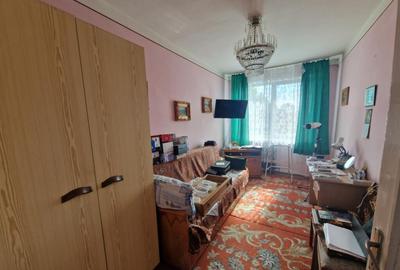 Apartament cu 3 camere decomandat, mobilat în Săsar