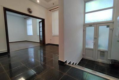 Spațiu comercial, de 40 mp, în Central - 3
