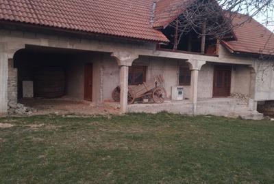 Casă cu 4 camere în Central - 1