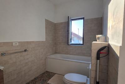 Casă cu 4 camere cu Teren 220 Mp în Dumbrăvița