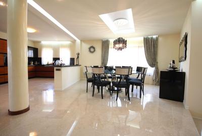 O casa deosebita cu Piscina - 4