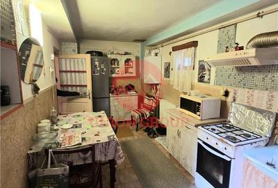 Casă cu 4 camere semidecomandat cu Canalizare în Central - 10