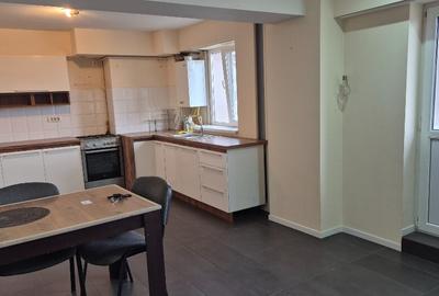 Proprietar , inchiriez apartament , renovat , 4 camere ,zona buna. - 2