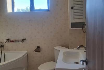 Apartament cu 4 camere semidecomandat în Trivale