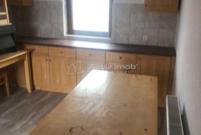 Casă cu 10 camere cu Teren 300 Mp în Cristian