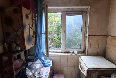 Garsionera RAHOVA langa piata , etaj 3, 15mp, bloc din 1972 - 1