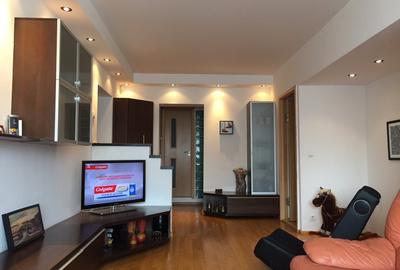 Apartament cu 3 camere semidecomandat, mobilat în Văcăresti