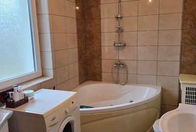 Vand in Unirii,casa cu etaj,5 camere singur in curte strada Marului,teren 1960mp - 2