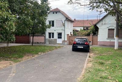 Casă cu 4 camere cu Teren 2000 Mp în Central - 1