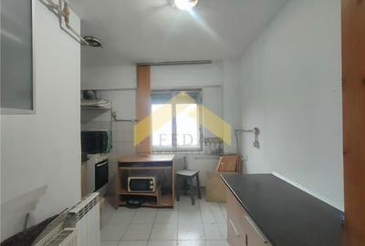 Apartament 3 camere de vanzare zona Intim - 1