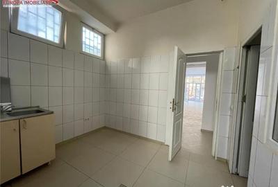 Spațiu comercial, de 100 mp, în Central - 4