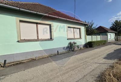 Casa cu gradina si solarii de legume - 1
