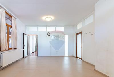 Casă cu 7 camere cu Teren 325 Mp în Pipera