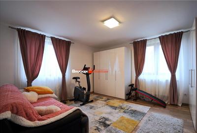 Casă cu 6 camere cu Teren 814 Mp în Sânmartin