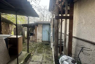 Casă cu 5 camere decomandat cu Teren 252 Mp în Solidarității - 12