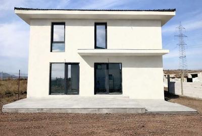 Casă cu 4 camere cu Teren 300 Mp în Central - 1