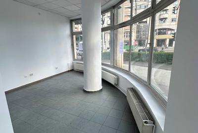 Spațiu comercial, de 50 mp, în Central - 3