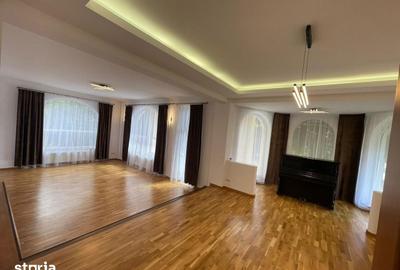 Casă cu 7 camere cu Teren 1000 Mp în Central