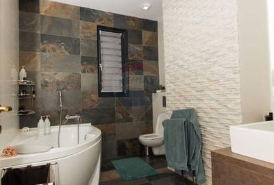 Casă cu 3 camere cu Teren 1700 Mp în Central - 2