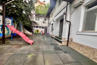 Casă cu 8 camere cu Canalizare în Parcul Carol