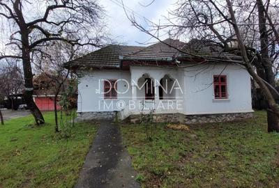 Casa tradi?ionala, mobilata ?i utilata, situata in centrul satului Polovragi - 1