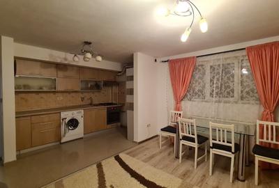 Apartament cu 3 camere semidecomandat, mobilat în Sud