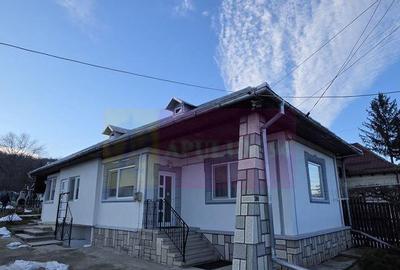 Casă cu 4 camere cu Teren 722 Mp în Podul Vadului
