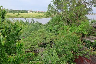 Casa cu deschidere la lac, necesita investitii, libera