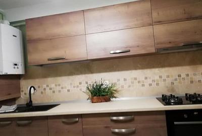 Apartament cu 3 camere semidecomandat, mobilat în Gheorgheni
