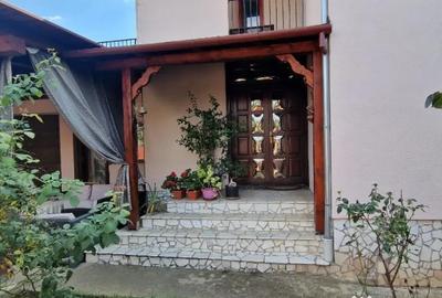 Casă cu 6 camere cu Teren 698 Mp în Sânmartin