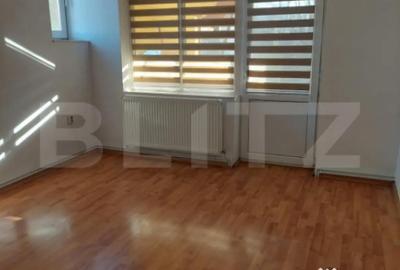 Apartament cu 4 camere semidecomandat în 9 Mai