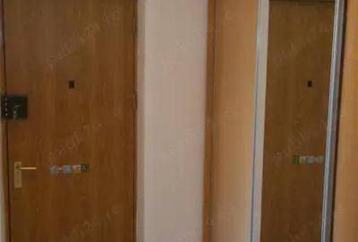 Apartament cu 3 camere semidecomandat în Colentina