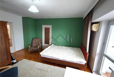 Garsonieră decomandată, mobilată în Podu Roș