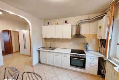 Apartament cu 3 camere decomandat în Aradului