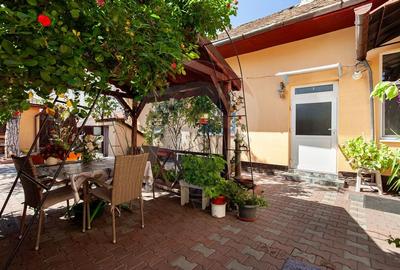 Apartament cu 2 camere semidecomandat, mobilat în Central