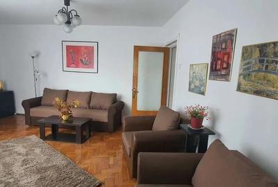 Apartament cu 3 camere decomandat, mobilat în P-ța Victoriei
