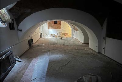 Spațiu comercial, de 380 mp, în P-ța Unirii - 8