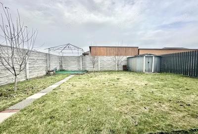 Casă cu 3 camere cu Canalizare în Moșnița Nouă