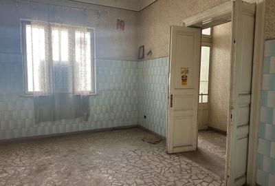 Casă cu 5 camere cu Canalizare în Central - 3